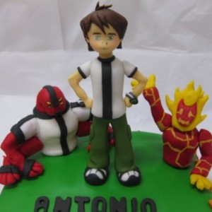 Ben 10 y monstruos parado