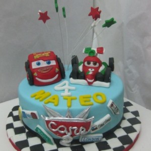 Rayo McQueen y Francesco parados fondo celeste