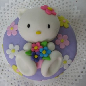 Hello Kitty acostada