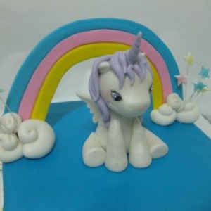 Pony Unicornio sentado