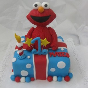 Elmo saliendo de un regalo parado