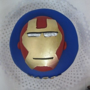 Iron man cara acostado