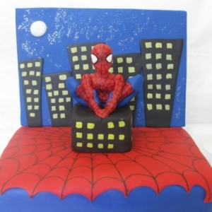 Spiderman en la ciudad parado