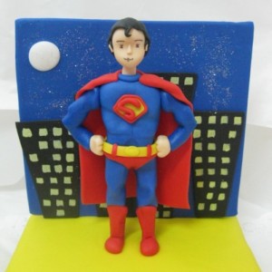Superman en la ciudad parado